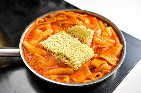 Spicy Rice Cake with ramen noodles being boiled on a panの写真素材