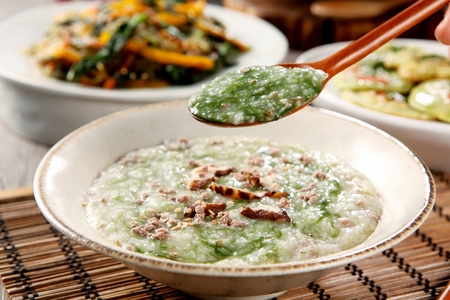 seaweed fulvescens porridge with mushroom toppingsの写真素材