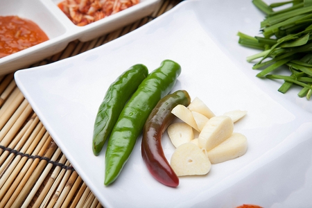 green chili and sliced garlic on plateの写真素材