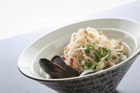 ramen with mung bean sprouts and mussels