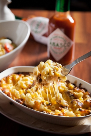 mac and cheese macaroni on plateの写真素材