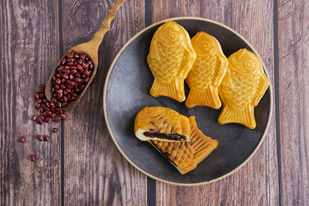 Korean people enjoy to eat various snack in winter time. Popular winter snack foods is hoppang, fish cake and so on.の写真素材