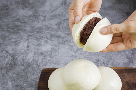Korean  enjoy  eat various snack in  time. Popular  snack foods is hoppang, fish cake and so on.