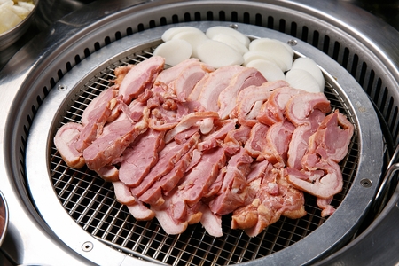 smoked duck and thinly sliced onion on panの写真素材
