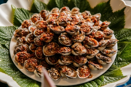 Marinated cockles on plateの写真素材