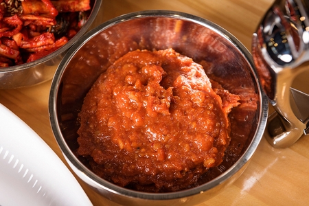 Sauce in round stainless box