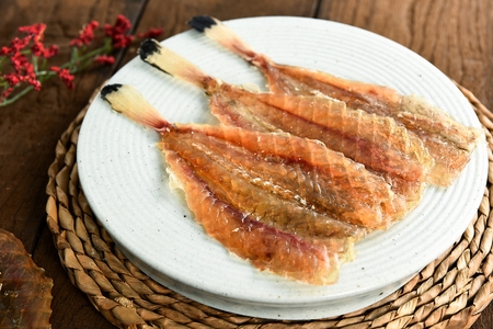 fish jerky on round plate