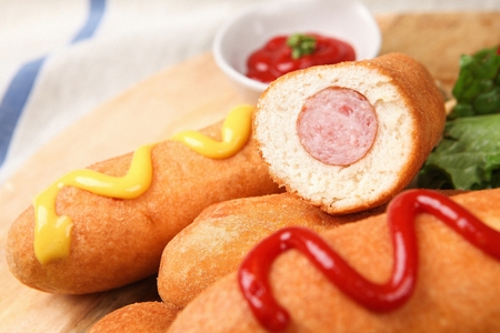 hotdog on wooden plateの写真素材