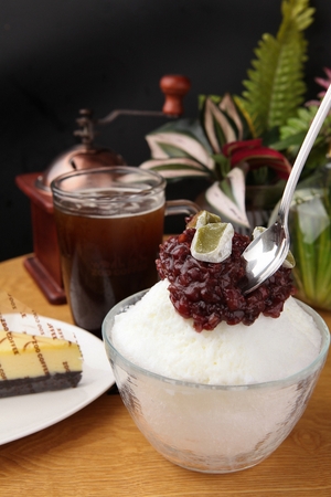spoon scooping up ice flakes with adzuki beans and rice cakesの写真素材