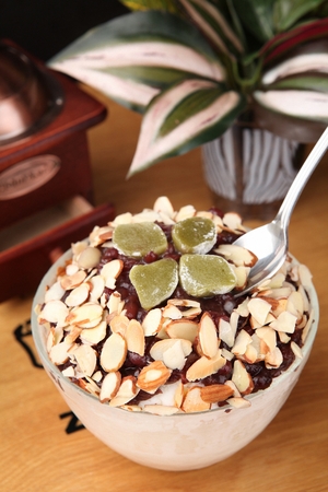 spoon scooping up ice flakes with adzuki beans and rice cakesの写真素材