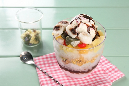 ice flakes with glutinous rice cakes, canned fruits and adzuki beansの写真素材