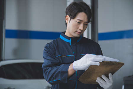 auto vehicle Service repair center concept with maintenance staffの写真素材