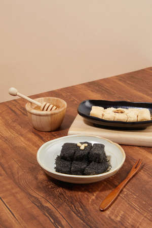 Korean traditional dessert, rice cake Injeolmi, jujube tea