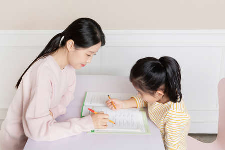 Asian Korean mother and daughter study togetherの写真素材