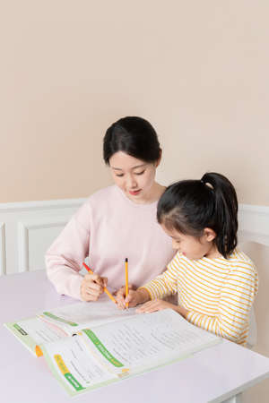 Asian Korean daughter studying with momの写真素材