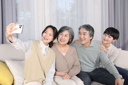 Asian Korean Family_Taking Selfie