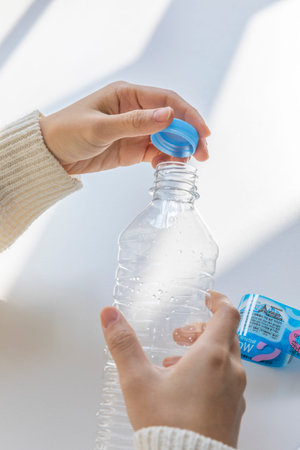 eco friendly habits hand gesture_plastic lid classification