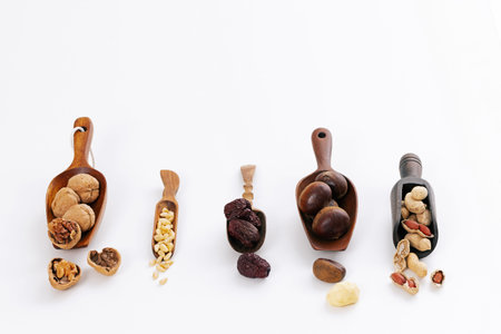 Nuts eaten during the full moon of the garden are contained in tree cutlery of various sizes