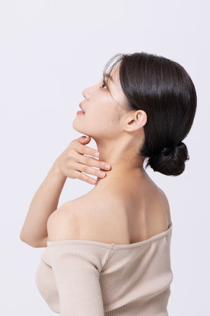 A pretty woman in her 20s posing with her handsの写真素材