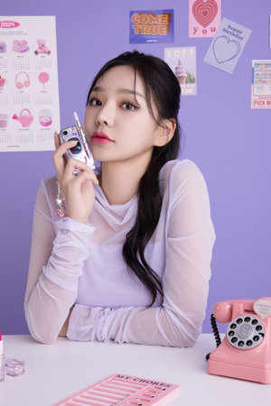 A woman in her 20s holding a kitschy item and holding various posesの写真素材