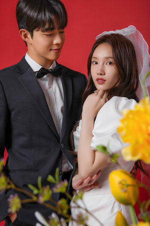 Newlyweds taking a wedding photo shootの写真素材