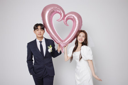 Newlyweds taking a wedding photo shootの写真素材
