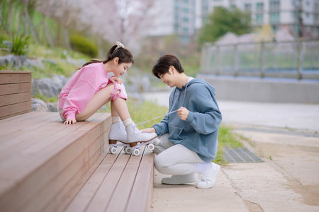 Couple skating in the parkの写真素材
