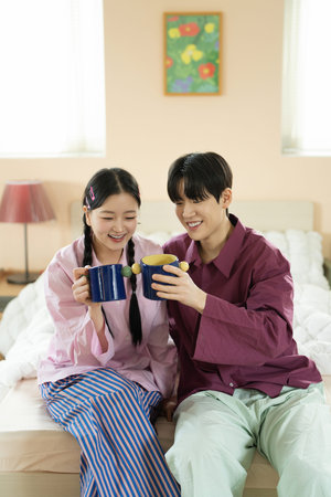 A couple sitting on the bedの写真素材