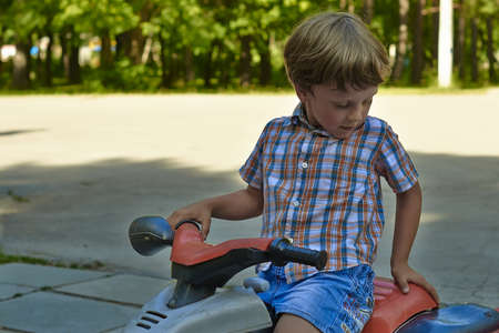 Children have fun in the city garden on a Sunny summer dayの写真素材