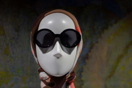 Mannequin with glasses. The head of a mannequin in a woman's headscarf. Fashion accessories on a woman's bloom mannequin.の写真素材