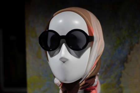 Mannequin with glasses. The head of a mannequin in a woman's headscarf. Fashion accessories on a woman's bloom mannequin.の写真素材