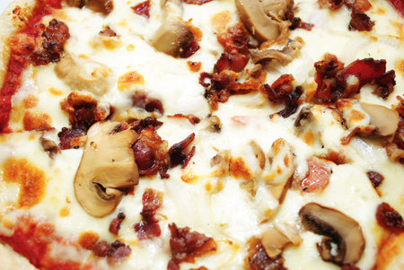 Top View of a Mushroom and Bacon Pizza Backgroundの写真素材