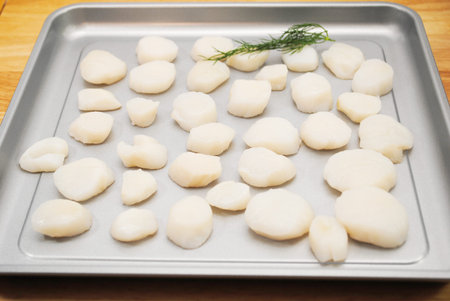 Close-up of Fresh Raw Scallops in a Pan Ready to be Cookedの写真素材
