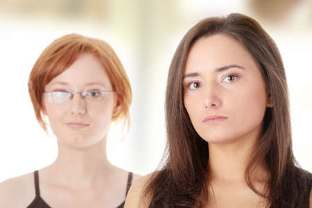 Two young caucasian womans portrait

の写真素材