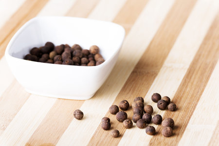 Allspice in bowl on tableの写真素材