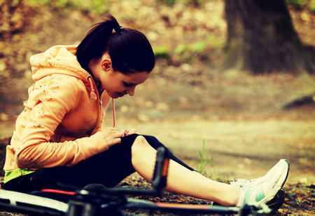 Wounded woman was falled off bicyle.