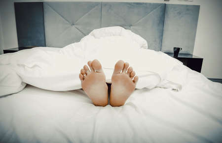 Bare womans feet in bedroom.の素材 [FY31078623841]