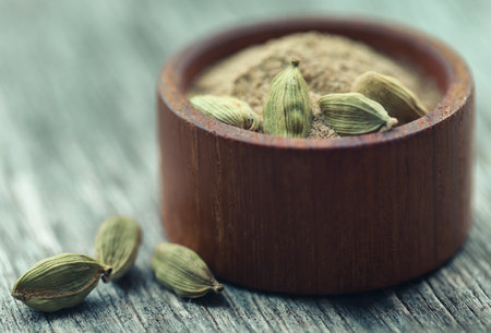 Cardamom with ground powder in bowlの写真素材