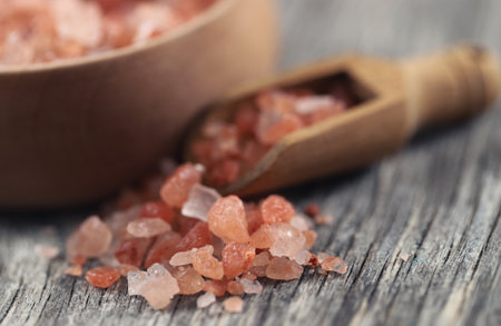 Himalayan pink salt in a wooden scoopの写真素材