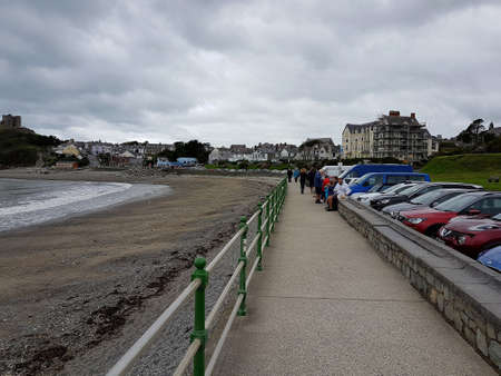 Criccieth, Gwynedd, Wales, UK - August 27, 2018: Promenade scene on a cloudy day in Criccieth, North Wales.のeditorial素材
