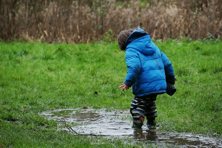 Boy playing in the puddlesの素材