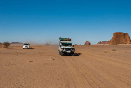 4wheel cars driving through the Sahara desert, Chad, Africa.のeditorial素材