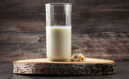 milk glass and daisiesの写真素材