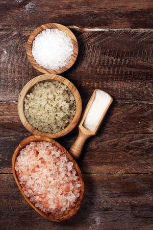 sea salt in bowl. Crystals of salt on tableの写真素材