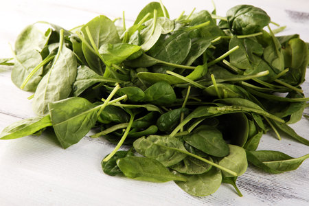 Fresh spinach leaves on rustic wooden table. healthy vegetable leaf