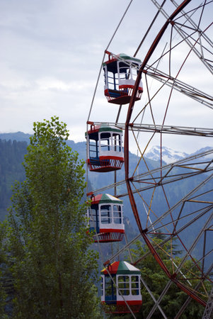 A giant Ferris wheel in front of a mountain to attract tourists in Manali, Himachal Pradesh, Indiaのeditorial素材