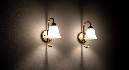 Lamp on the wall in the dark room. 3d renderingの素材