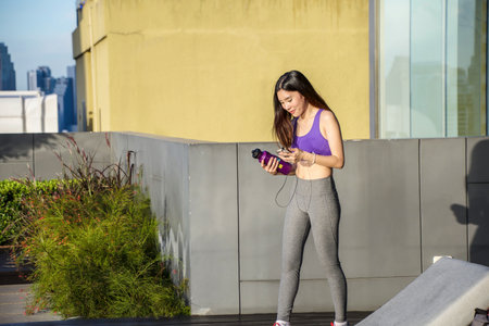 sporty woman -sport, excercise, technology, internet and healthcare