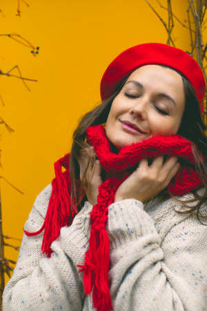 Portrait of a young attractive woman, hello autumn, the beginning of the season. Vertical photo.の写真素材