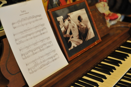 PAI, THAILAND - OCTOBER 19, 2016 : Picture of His Majesty the King and Queen of Thailand, musicのeditorial素材